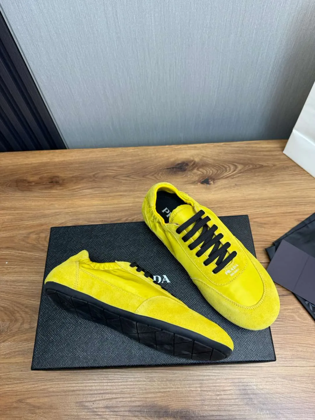 Men's shoes 💰600💰 PRADA 2025 Early Spring Collapse New Couple Style Sports Shoes Moral Training Shoes The name Collapse comes from the fact that it can be easily put on and taken off with bare hands. The light and comfortable features make it more relaxed and casual. The side elastic design can be worn twice! Super comfortable catwalk sneakers, as light and thin as ballet slippers, as comfortable as sneakers, comfortable and super light on the feet. Fabric: nubuck leather spliced ​​with nylon cloth. Silk cowhide foot pads. Size: Women's code 35/40 Men's code 39/45